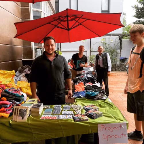 Các thành viên Project Sprouts bán hàng tại cafe Joma để thu tiền mua áo ấm cho trò nghèo vùng cao.