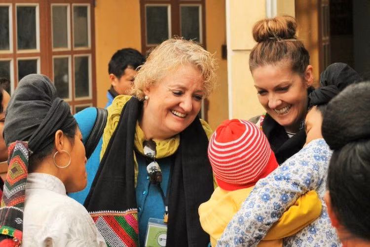 Bà Anita trao quà cho trẻ em nghèo miền núi phía Bắc.