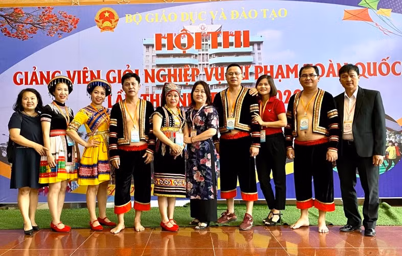 TS Lò Văn Pấng (thứ 4 bên phải) cùng các đồng nghiệp tại Hội thi giảng viên giỏi nghiệp vụ sư phạm toàn quốc.