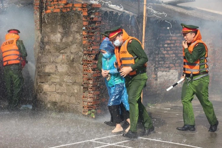 Tình huống diễn tập PCCC, CHCN ứng phó thiên tai, cháy nổ tại phường Phúc Xá, quận Ba Đình.