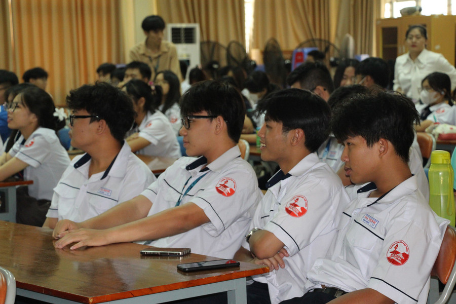 Học sinh Trường THPT Gia Định tham gia chuyên đề &apos;Chăm sóc da mụn đúng cách&apos;.