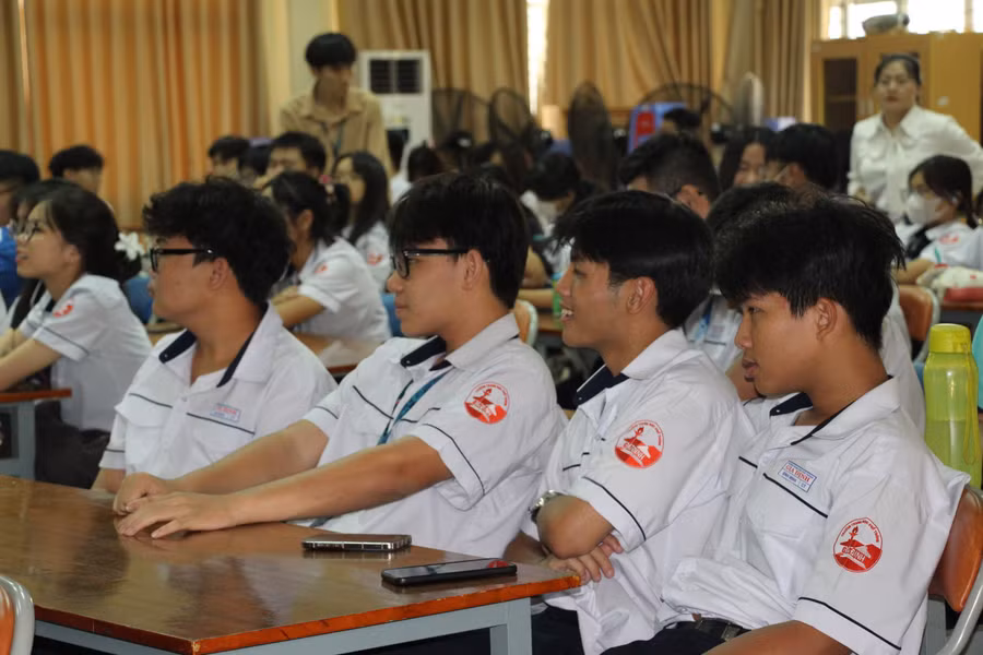 Học sinh Trường THPT Gia Định tham gia chuyên đề 'Chăm sóc da mụn đúng cách'.