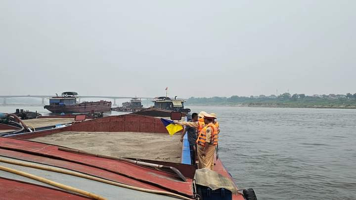 Lực lượng CSGT đường thủy kiểm tra tàu cát trên sông (địa phận tỉnh Phú Thọ). Lực lượng CSGT đường thủy kiểm tra tàu cát trên sông (địa phận tỉnh Phú Thọ).