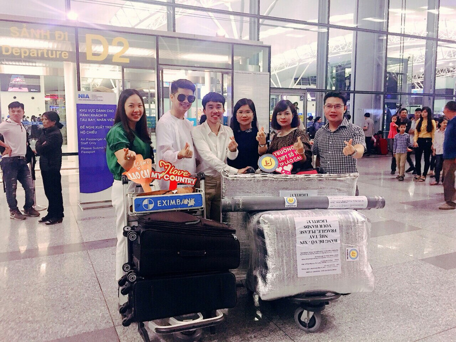 Giáo viên Trường THPT số 1 Lào Cai tiễn Hoàng Long đi thi Giáo viên Trường THPT số 1 Lào Cai tiễn Hoàng Long đi thi