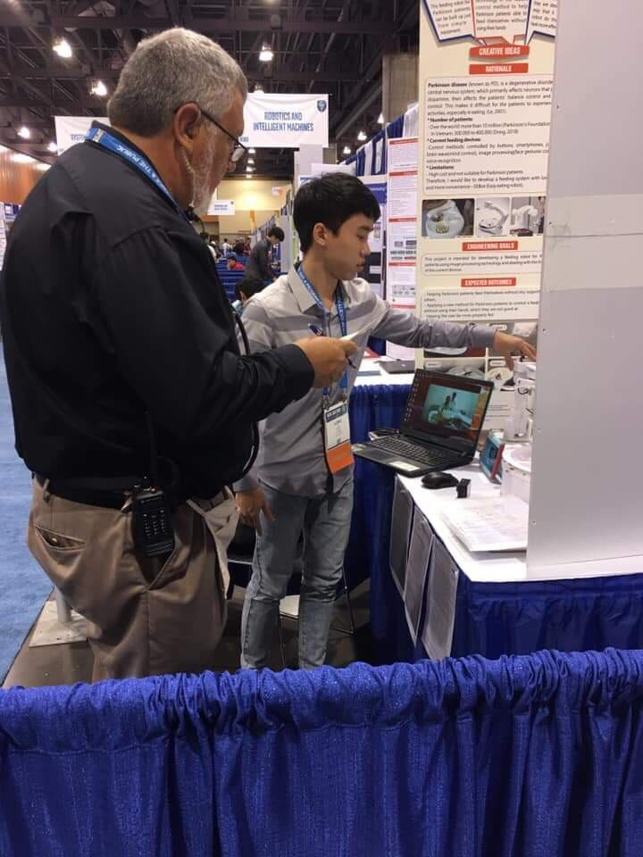 Giám khảo phỏng vấn Hoàng Long tại cuộc thi Intel ISEF 2019 Giám khảo phỏng vấn Hoàng Long tại cuộc thi Intel ISEF 2019