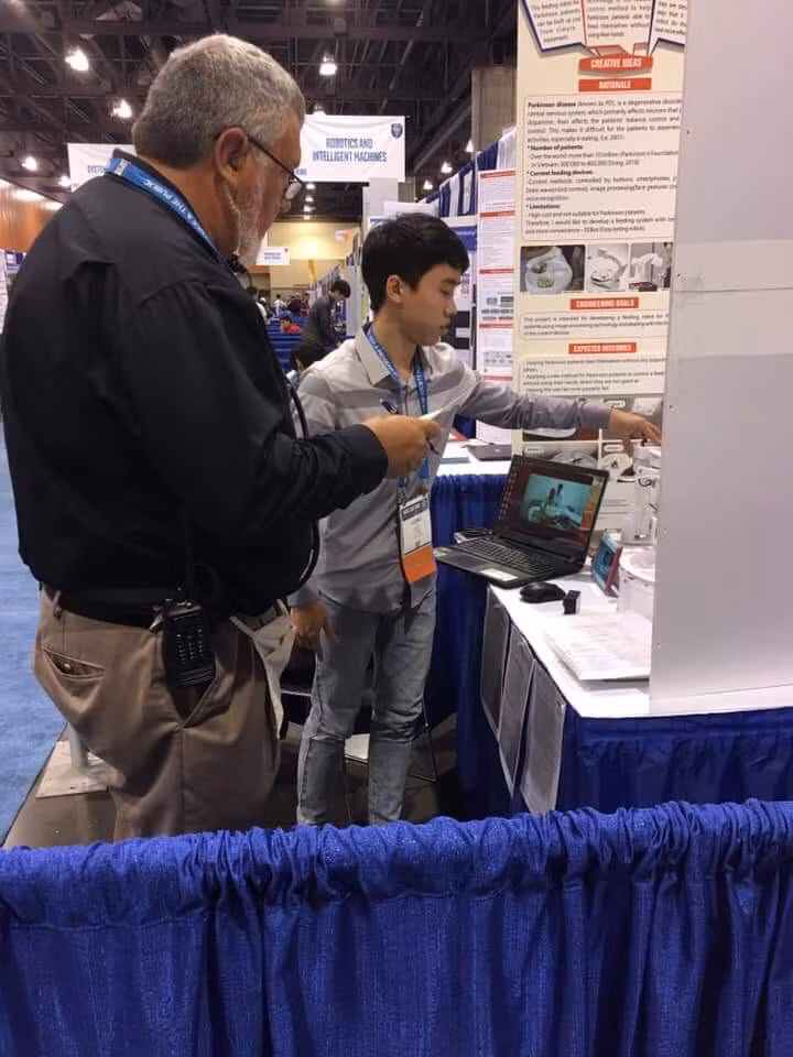 Giám khảo phỏng vấn Hoàng Long tại cuộc thi Intel ISEF 2019