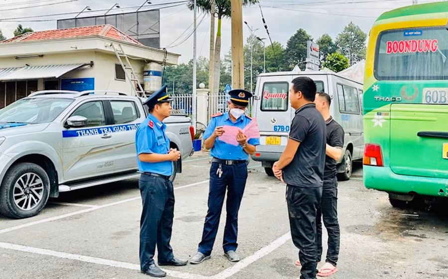 Hà Nội công bố đường dây nóng phản ánh vi phạm giao thông dịp Tết. Ảnh minh họa