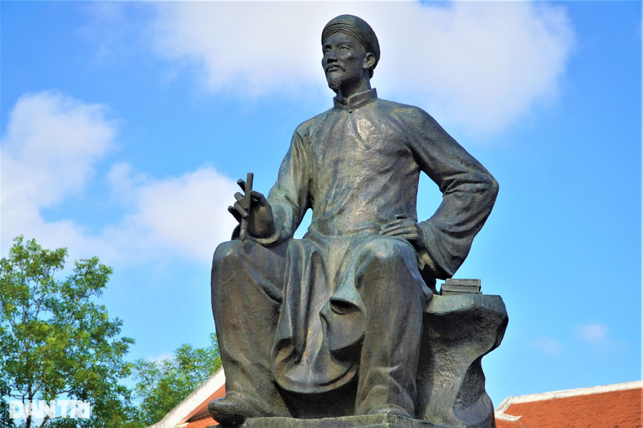 Đại thi hào Nguyễn Du chính là con rể của Hoàng giáp Đoàn Nguyễn Thục. Đại thi hào Nguyễn Du chính là con rể của Hoàng giáp Đoàn Nguyễn Thục.