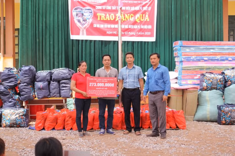 Gửi tặng 273 triệu đồng cho học sinh, giáo viên bị ảnh hưởng do lũ quét tại Nậm Nhừ và đồng bào nghèo.