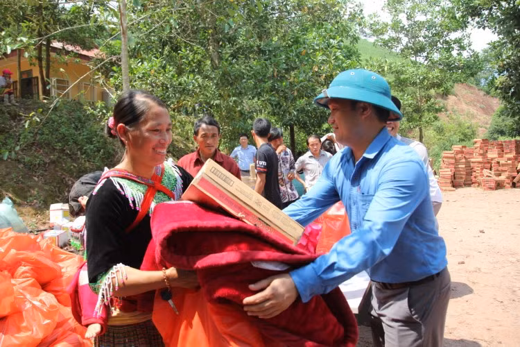 Đồng chí Nguyễn Ngọc Sơn - Phó Bí thư thường trực, Chủ tịch HĐND huyện Nậm Pồ trao quà cho các hộ gia đình nghèo.
