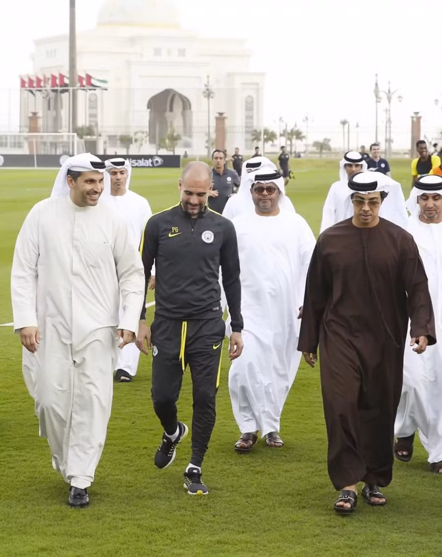 HLV Pep Guardiola và giới chủ người Saudi Arabia.