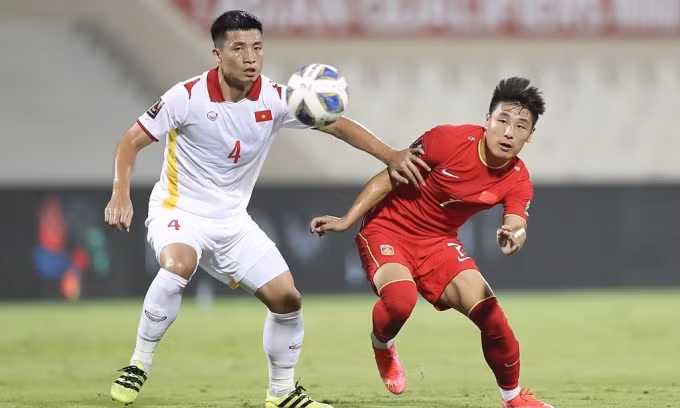 Tiến Dũng trong trận Việt Nam thua Trung Quốc 2-3.