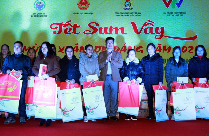 Ông Nguyễn Quốc Hải tặng quà cho giáo viên