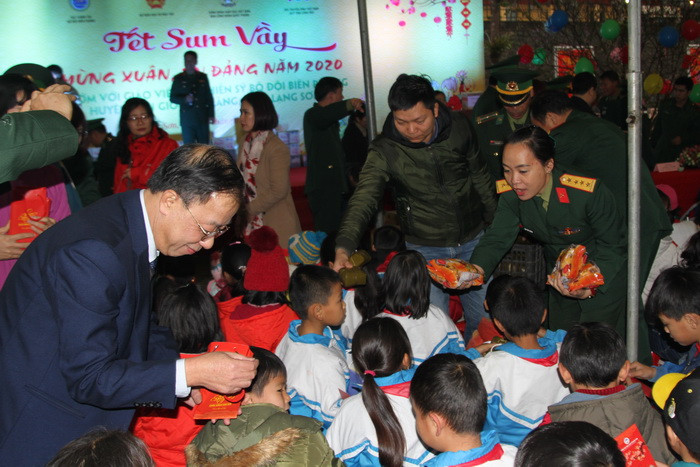 Ông Trần Quốc Tuấn cùng các đại biểu tặng quà cho học sinh.