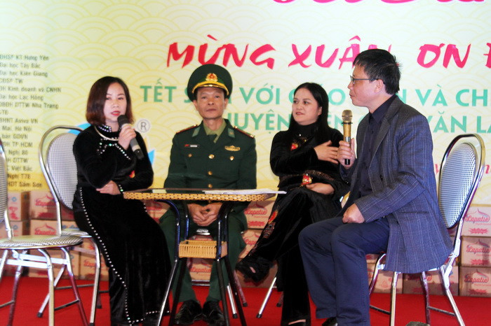 Bộ đội biên phòng, giáo viên trong buổi giao lưu trong Chương trình