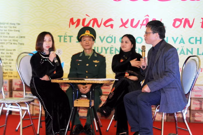 Bộ đội biên phòng, giáo viên trong buổi giao lưu trong Chương trình