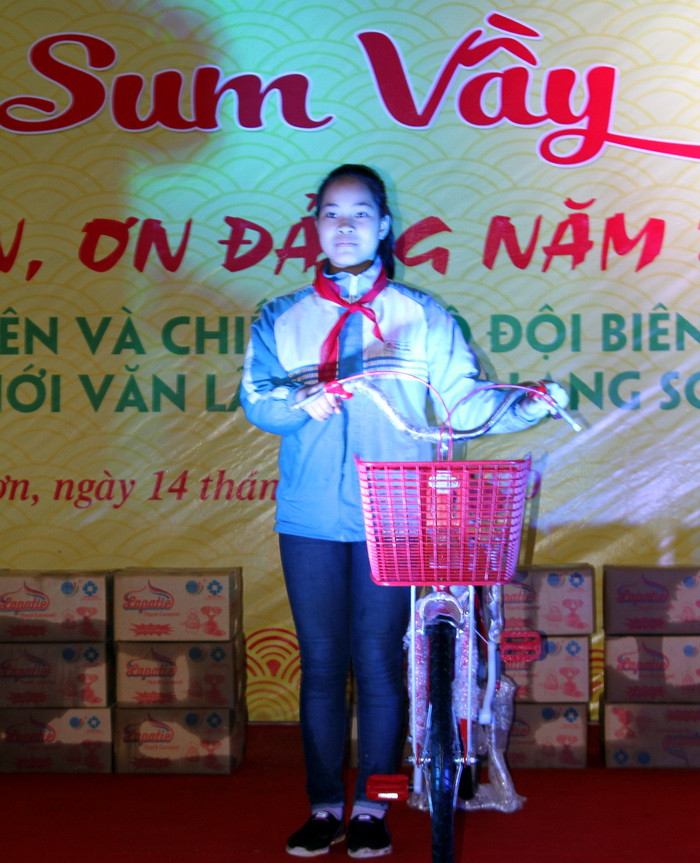 Tặng xe đạp cho học sinh vượt khó học giỏi