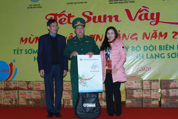 Trường ĐH Kinh tế Quốc dân tặng quà cho đồn Biên phòng Na Hình
