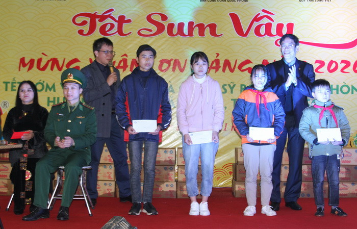 TS Vũ Minh Đức tặng quà cho 4 học sinh đang được đồn biên phòng Na Hình đỡ đầu