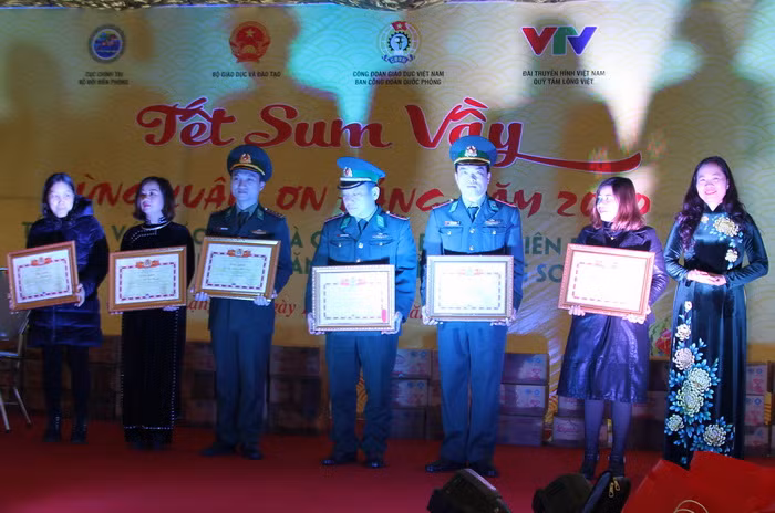 Bà Nguyễn Thị Bích Hợp khen tặng giáo giáo viên và cán bộ, bộ đội biên phòng