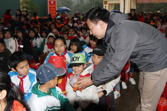 Ông Lê Xuân Hạnh - Giám đốc Công ty TNHH Đầu tư K&K tặng quà cho các học sinh.