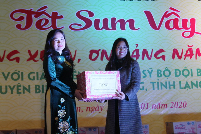 Bà Nguyễn Thị Bích Hợp - Phó Chủ tịch CĐGDVN trao tặng áo dài tượng trưng của CĐGD TP.Hồ Chí Minh cho đại diện Công đoàn Sở GD&ĐT Lạng Sơn dành tặng giáo viên