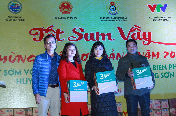 Ông Nguyễn Trung Toàn - đại diện Công đoàn Báo Giáo dục và Thời đại trao tặng quà cho các giáo viên