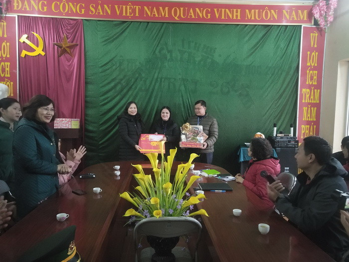 Bà Nguyễn Thị Hợp tặng quà cho trường TH-THSC xã Thụy Hùng