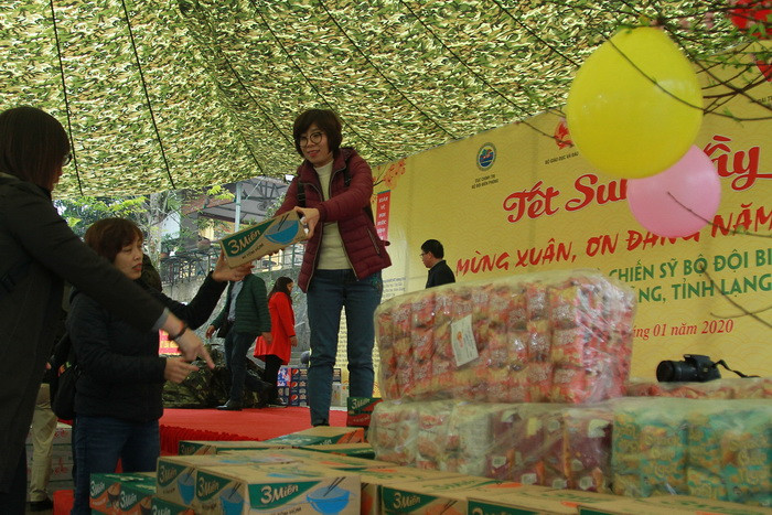 Chuyển quà tặng cán bộ, chiến sỹ, giáo viên và học sinh.