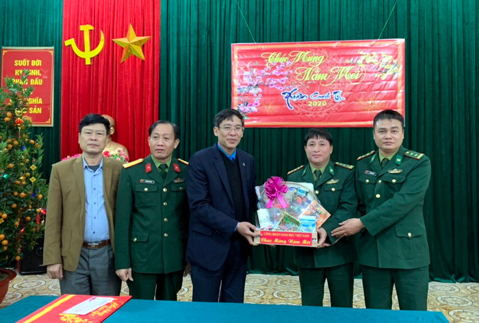 TS Vũ Minh Đức thăm, chúc Tết và tặng quà cho cán bộ, chiến sỹ Đồn Biên phòng Bình Nghi