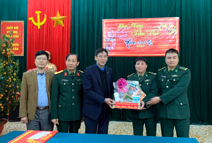 TS Vũ Minh Đức thăm, chúc Tết và tặng quà cho cán bộ, chiến sỹ Đồn Biên phòng Bình Nghi