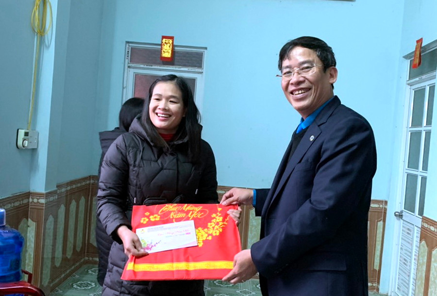 TS Vũ Minh Đức thăm và tặng quà gia đình giáo viên Lý Thị SLao - Trường TH-THCS Thụy Hùng, Văn Lãng