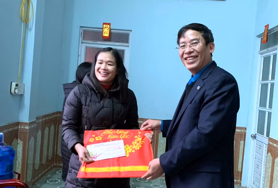 TS Vũ Minh Đức thăm và tặng quà gia đình giáo viên Lý Thị SLao - Trường TH-THCS Thụy Hùng, Văn Lãng