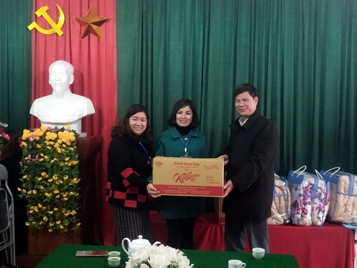 Đại diện Công đoàn Cục Nhà giáo và Cán bộ quản lý giáo dục (Bộ GD&ĐT) tặng quà cho Trường MN xã Thụy Hùng