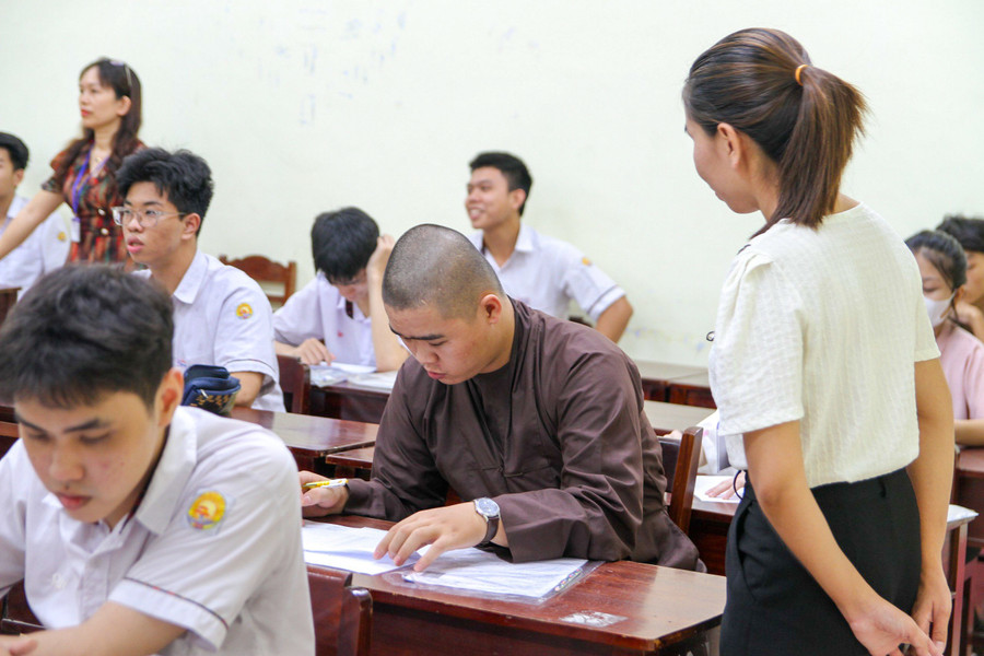 Cán bộ coi thi hướng dẫn tăng ni đối chiếu thông tin. Cán bộ coi thi hướng dẫn tăng ni đối chiếu thông tin.