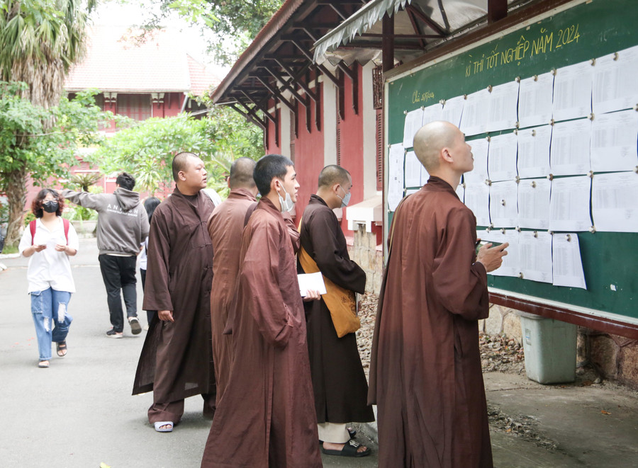 Các tăng ni xem danh sách phòng thi. Các tăng ni xem danh sách phòng thi.