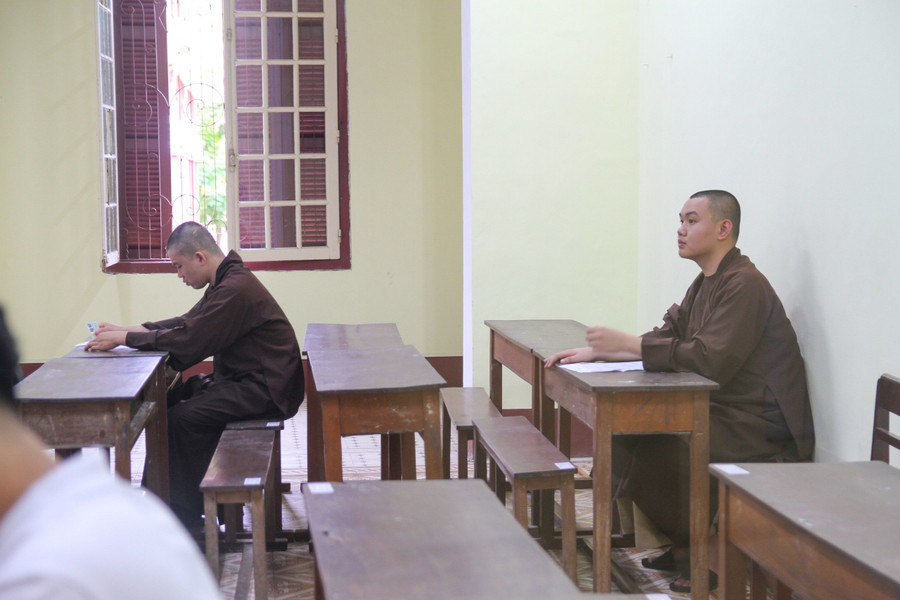 Ngồi ngay ngắn trong phòng thi. Ngồi ngay ngắn trong phòng thi.