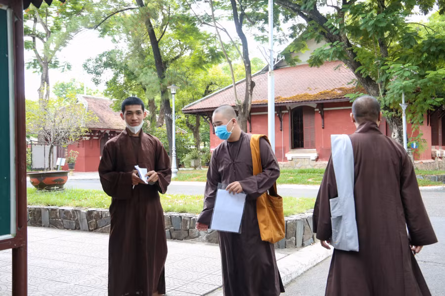 "Mình cứ thoải mái thì dễ tập trung làm được bài, còn nếu lo lắng quá đôi khi lại bị ảnh hưởng tâm lý dẫn đến làm bài thi không được hiệu quả", tăng ni Lượng chia sẻ. "Mình cứ thoải mái thì dễ tập trung làm được bài, còn nếu lo lắng quá đôi khi lại bị ảnh hưởng tâm lý dẫn đến làm bài thi không được hiệu quả", tăng ni Lượng chia sẻ.