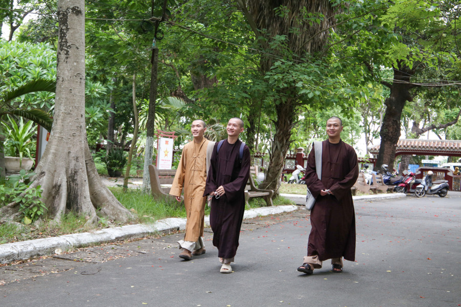 Các tăng ni đến làm thủ tục dự thi với tinh thần thoải mái, quyết tâm cho Kỳ thi. Các tăng ni đến làm thủ tục dự thi với tinh thần thoải mái, quyết tâm cho Kỳ thi.