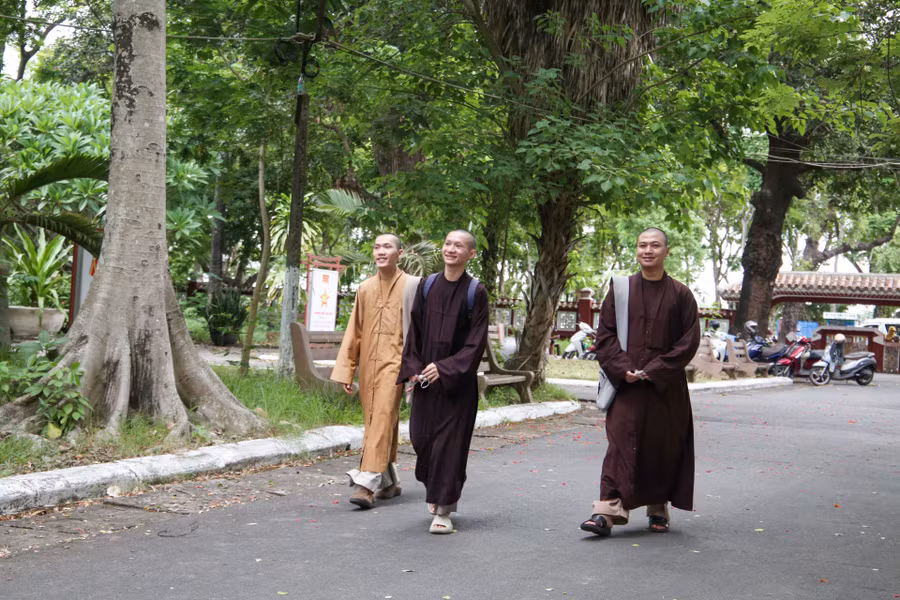 Các tăng ni đến làm thủ tục dự thi với tinh thần thoải mái, quyết tâm cho Kỳ thi. Các tăng ni đến làm thủ tục dự thi với tinh thần thoải mái, quyết tâm cho Kỳ thi.