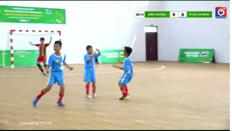 Cầu thủ Thành phố Hồ Chí Minh ăn mừng bàn mở tỷ số của Trí Khang ở ngay đầu hiệp 2. Cầu thủ Thành phố Hồ Chí Minh ăn mừng bàn mở tỷ số của Trí Khang ở ngay đầu hiệp 2.