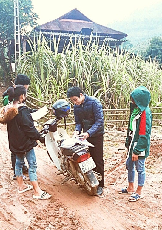 Thầy giáo Nông Văn Hương giao bài ôn tập cho nhóm học sinh xóm Tân Lập. Ảnh: Trần Nguyên Thầy giáo Nông Văn Hương giao bài ôn tập cho nhóm học sinh xóm Tân Lập. Ảnh: Trần Nguyên