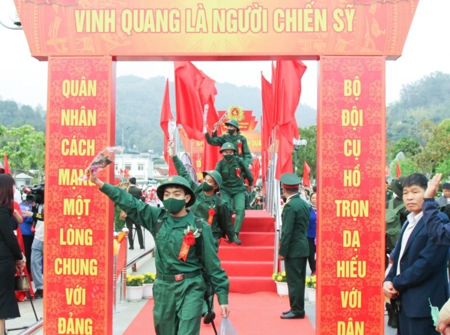 Các tân binh lên đường nhập ngũ.