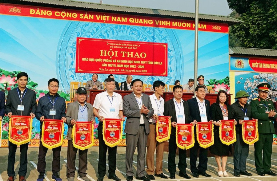 Các trường THPT nhận cờ lưu niệm của Ban tổ chức.