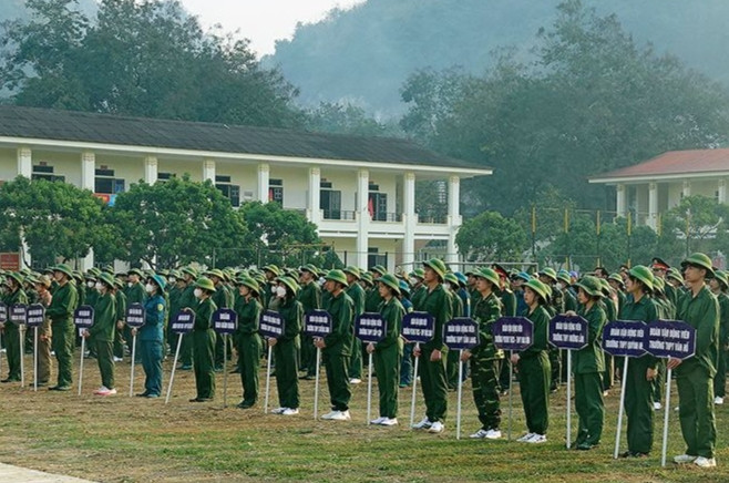 Học sinh tham dự khai mạc giáo dục quốc phòng và an ninh. Học sinh tham dự khai mạc giáo dục quốc phòng và an ninh.