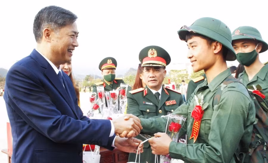 Ông Nguyễn Hữu Đông, Bí thư Tỉnh uỷ Sơn La tặng quà và động viên các tân binh lên đường nhập ngũ.