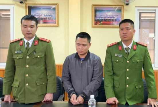 Bị can Đinh Viết Cương (đứng giữa) tại Cơ quan Công an. Bị can Đinh Viết Cương (đứng giữa) tại Cơ quan Công an.