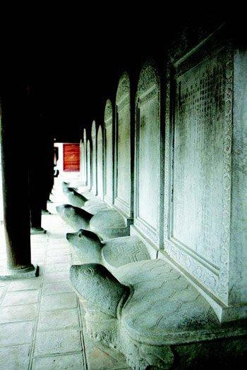 10 tấm bia Tiến sĩ đầu tiên (từ khoa thi 1442 đến 1484) ở Văn miếu do Thám hoa Quách Đình Bảo tổ chức khắc dựng. 10 tấm bia Tiến sĩ đầu tiên (từ khoa thi 1442 đến 1484) ở Văn miếu do Thám hoa Quách Đình Bảo tổ chức khắc dựng.