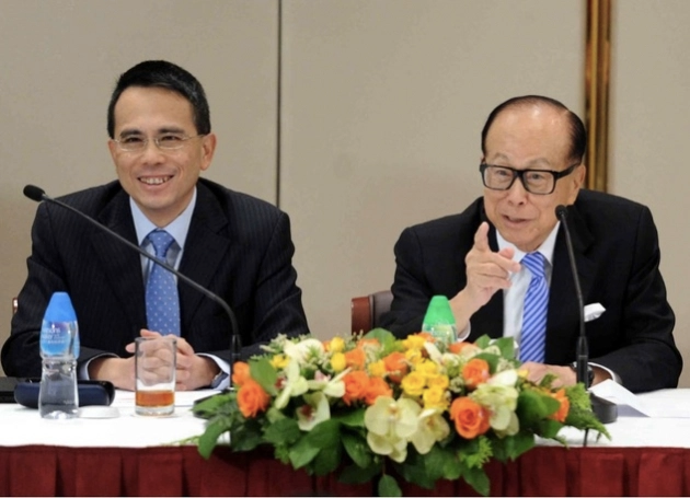 Tỷ phú Lý Gia Thành (phải) và con trai Victor Li (trái).