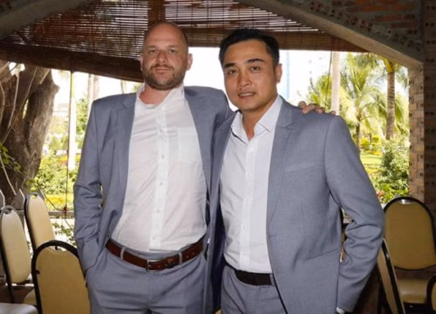 Chuyên gia Jernej Kamensek (trái) và huấn luyện viên Đức Thắng của Bình Định FC.